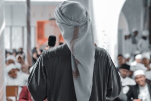  muslim man wearing a thobe and rumaal
