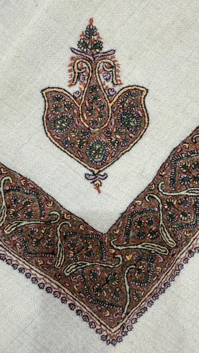 Fine pashmina rumal paying homage to Bahrain's Ghutra (غترة) heritage